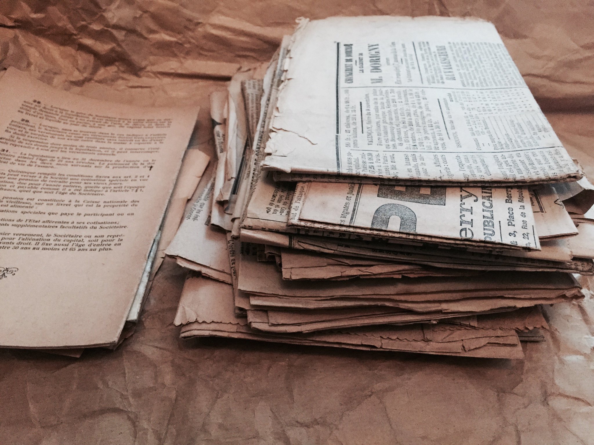Dessous, un tas de vieux journaux pliés #Madeleineproject https://t.co/ej4al0YRoU